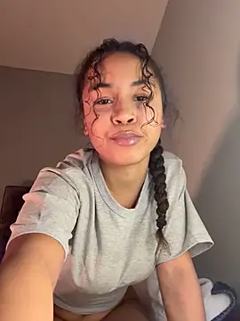 Snapshot of OliviaAshhh chatting on 11.29.25 OliviaAshhh online show from 11.29.25