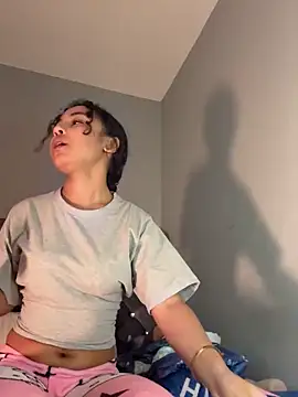 Snapshot of OliviaAshhh chatting on 12.04.25 OliviaAshhh online show from 12.04.25