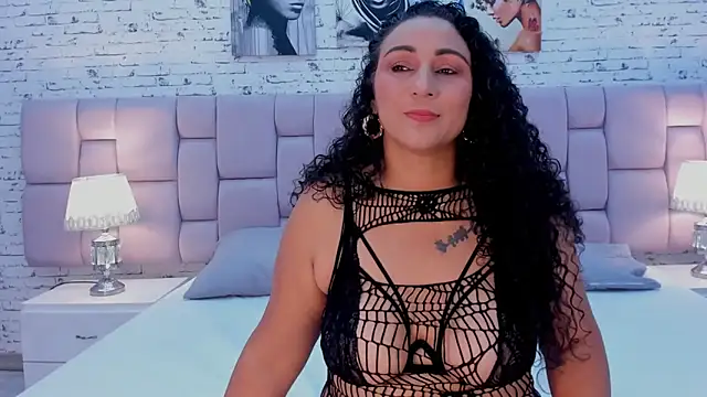 Snapshot of VaniaRose chatting on 10.17.25 VaniaRose online show from 10.17.25