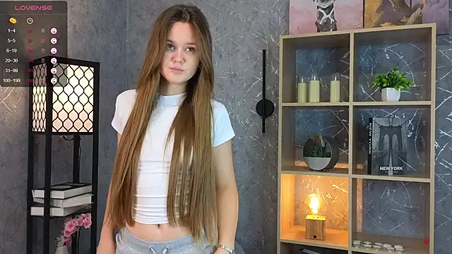 Snapshot of ElenoreReth chatting on 10.04.25 ElenoreReth online show from 10.04.25