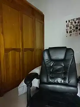 Snapshot of Bleer_Rousse chatting on 10.15.25 Bleer Rousse online show from 10.15.25