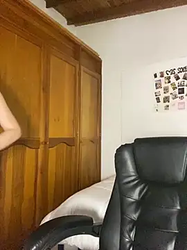 Snapshot of Bleer_Rousse chatting on 10.21.25 Bleer Rousse online show from 10.21.25