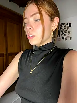 Snapshot of Bleer_Rousse chatting on 11.07.25 Bleer Rousse online show from 11.07.25