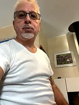 Snapshot of Roccobis chatting on 11.21.25 Roccobis online show from 11.21.25