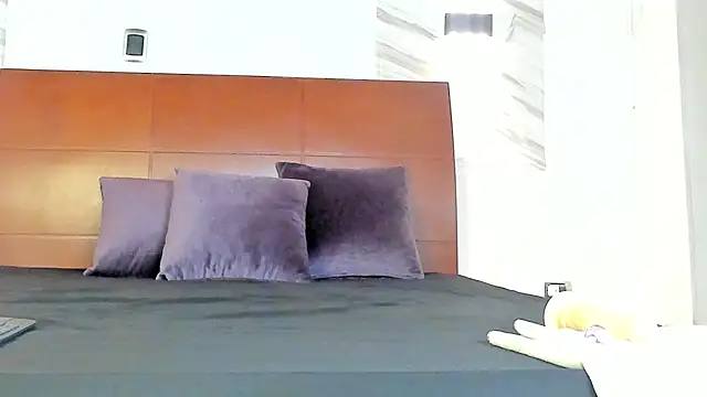 Charlotte-Smit online show from 11.04.25