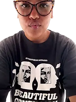 Snapshot of miiabrown18 chatting on 10.13.25 miiabrown18 online show from 10.13.25