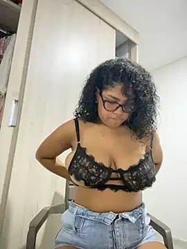 Snapshot of miiabrown18 chatting on 10.21.25 miiabrown18 online show from 10.21.25