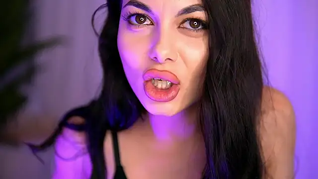 Snapshot of SierraVyx chatting on 11.06.25 SierraVyx online show from 11.06.25