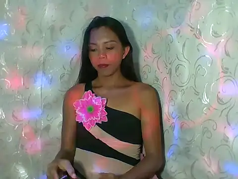 Snapshot of Kim25xxxx chatting on 12.05.25 Kim25xxxx online show from 12.05.25