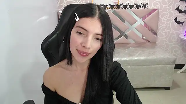 Snapshot of cynthia_ch chatting on 10.28.25 cynthia ch online show from 10.28.25