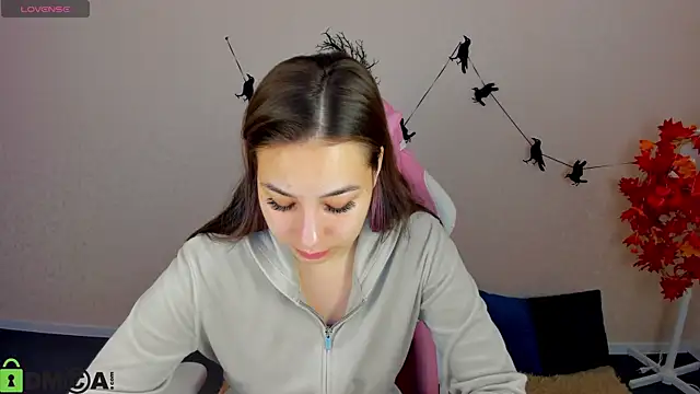 Al1ice Moures online show from 11.07.25