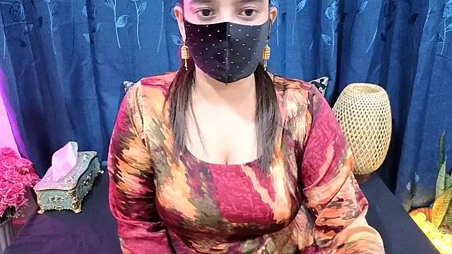 Snapshot of Sanvi-Queen chatting on 12.21.25 Sanvi-Queen online show from 12.21.25