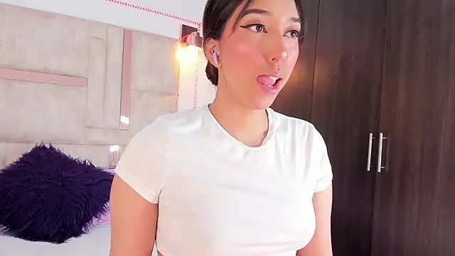 Snapshot of emily__walker chatting on 11.20.25 emily walker online show from 11.20.25