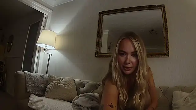 Snapshot of BarbieDolly_x chatting on 09.28.25 BarbieDolly x online show from 09.28.25