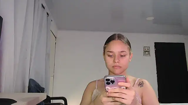 Snapshot of LittleCheerry69 chatting on 03.04.26 LittleCheerry69 online show from 03.04.26