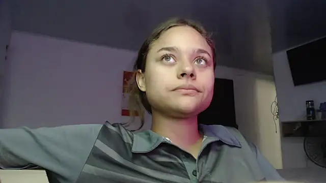 Snapshot of LittleCheerry69 chatting on 03.11.26 LittleCheerry69 online show from 03.11.26