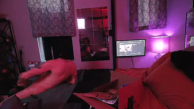 Snapshot of hungbot chatting on 10.25.25 hungbot online show from 10.25.25