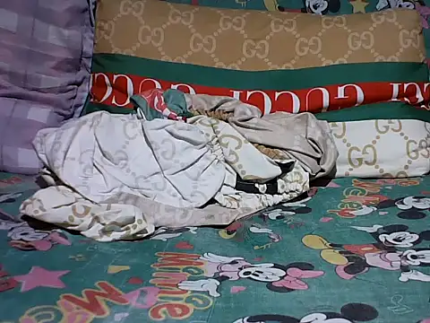 Snapshot of Ella_marie14 chatting on 10.21.25 Ella marie14 online show from 10.21.25