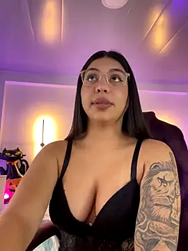 Snapshot of kloe28 chatting on 10.25.25 kloe28 online show from 10.25.25