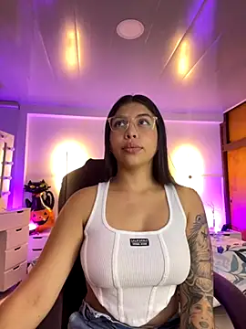 Snapshot of kloe28 chatting on 10.28.25 kloe28 online show from 10.28.25