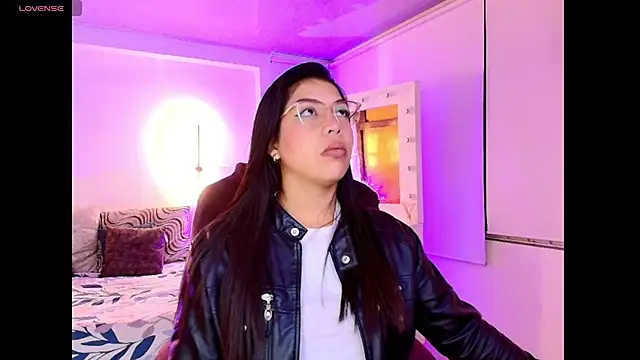 Snapshot of kloe28 chatting on 11.14.25 kloe28 online show from 11.14.25