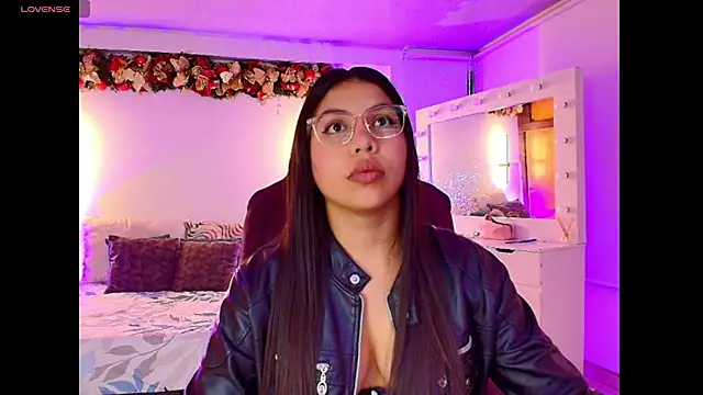 Snapshot of kloe28 chatting on 11.17.25 kloe28 online show from 11.17.25