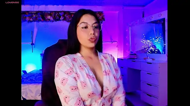 Snapshot of kloe28 chatting on 11.20.25 kloe28 online show from 11.20.25