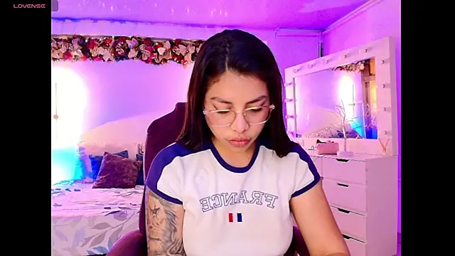 Snapshot of kloe28 chatting on 11.24.25 kloe28 online show from 11.24.25