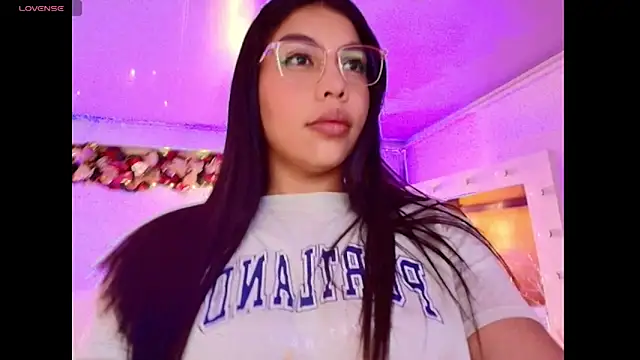 Snapshot of kloe28 chatting on 11.26.25 kloe28 online show from 11.26.25