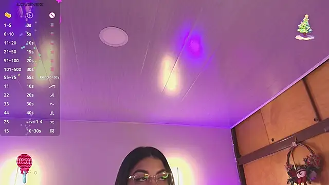 Snapshot of kloe28 chatting on 11.29.25 kloe28 online show from 11.29.25