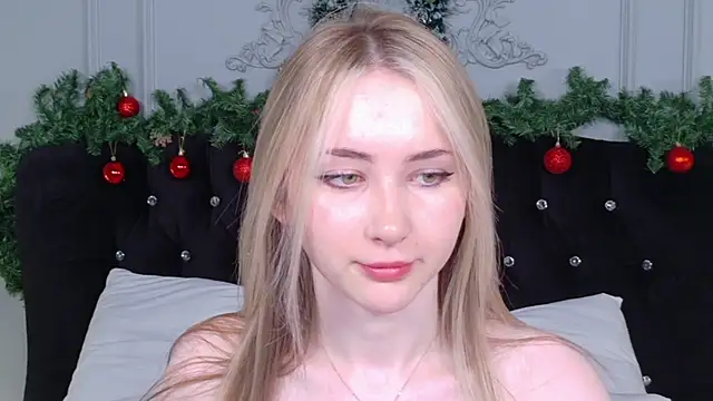 Snapshot of LiraKink chatting on 12.22.25 LiraKink online show from 12.22.25