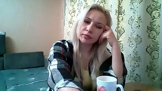 Snapshot of Ceryanne chatting on 11.02.25 Ceryanne online show from 11.02.25