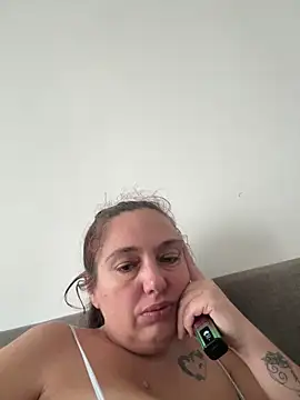 Snapshot of Eleanorxx chatting on 10.16.25 Eleanorxx online show from 10.16.25