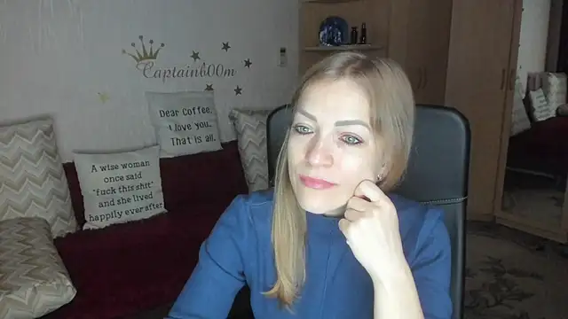 Snapshot of Tiffany_Bates chatting on 10.06.25 Tiffany Bates online show from 10.06.25
