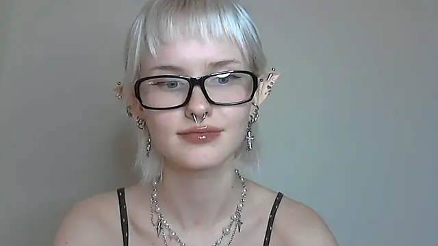 Snapshot of Paradoxy_ chatting on 10.29.25 Paradoxy online show from 10.29.25