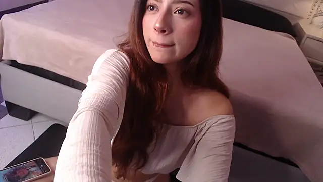 Snapshot of Adrianna5_ chatting on 11.08.25 Adrianna5 online show from 11.08.25