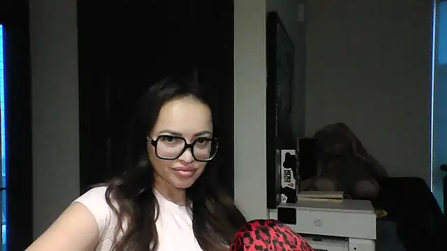 Snapshot of Elyrisse chatting on 10.25.25 Elyrisse online show from 10.25.25