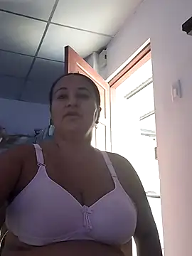 Snapshot of MEYBELLATINA chatting on 05.14.26 MEYBELLATINA online show from 05.14.26