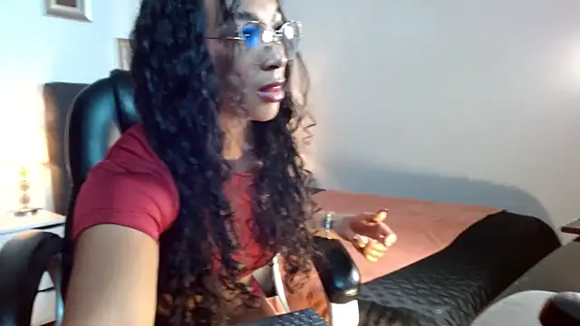 Snapshot of SashaBowei chatting on 10.10.25 SashaBowei online show from 10.10.25