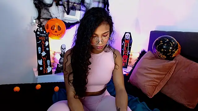 Snapshot of SashaBowei chatting on 10.25.25 SashaBowei online show from 10.25.25