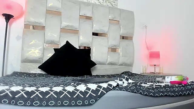 Nyra 18 online show from 11.14.25