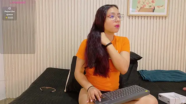 Snapshot of Abrilmirren chatting on 10.28.25 Abrilmirren online show from 10.28.25