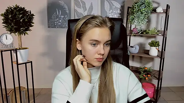 JuneWoods online show from 10.11.25