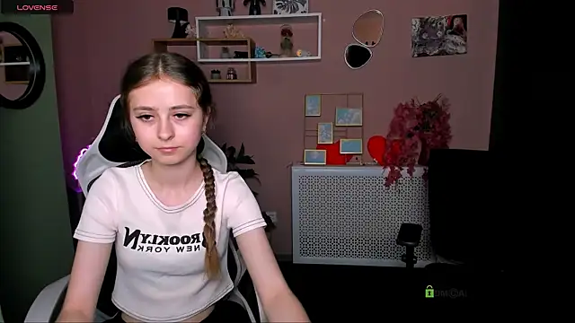 Snapshot of rebecca_smile chatting on 06.10.26 rebecca smile online show from 06.10.26