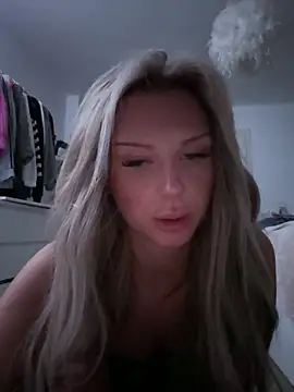 Snapshot of blondeeee chatting on 12.16.25 blondeeee online show from 12.16.25