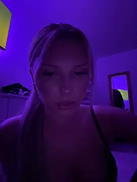 Snapshot of blondeeee chatting on 12.17.25 blondeeee online show from 12.17.25