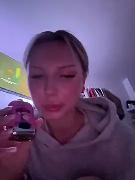 Snapshot of blondeeee chatting on 12.18.25 blondeeee online show from 12.18.25