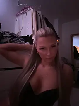 Snapshot of blondeeee chatting on 03.05.26 blondeeee online show from 03.05.26