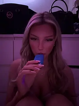 Snapshot of blondeeee chatting on 03.11.26 blondeeee online show from 03.11.26