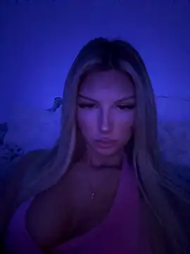 Snapshot of blondeeee chatting on 03.22.26 blondeeee online show from 03.22.26